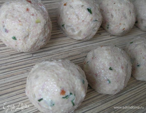 Из полученной массы скатать шарики размером с бильярдный шар (руки смачивать в воде). Выложить на поднос, накрыть пленкой и убрать в холодильник на 1 час.