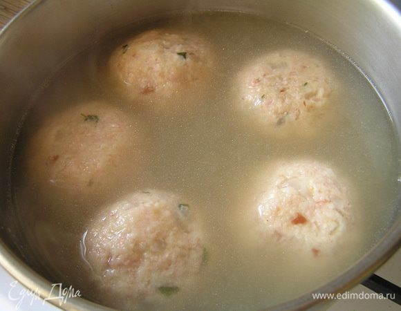 Бульон довести до кипения, положить приготовленные шары (2 шт. на человека) и готовить на медленном огне 10-15 минут.
