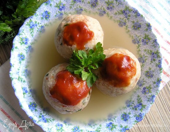 Разложить по тарелкам, залить бульоном и украсить томатным соусом. Приятного аппетита! :)