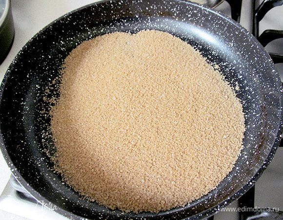 Коричневый сахар растопить на сухой сковороде. Но мне почему-то больше понравилось топить белый сахар.  И для этого лучше взять не сковородку, а маленький ковшик с антипригарным покрытием.