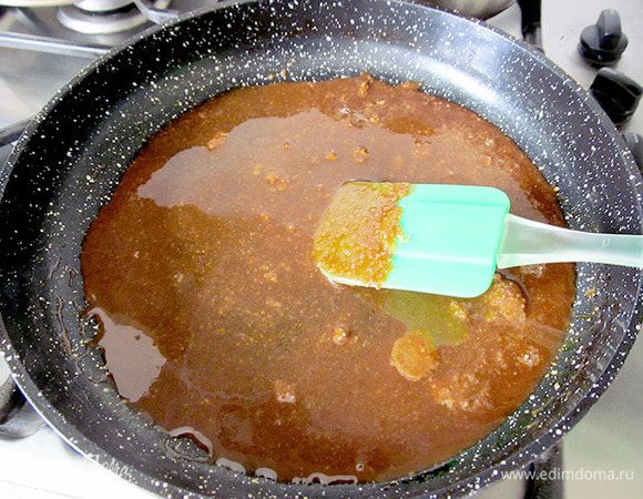 Следить за тем, чтобы не было комочков. На широкой поверхности сковородки мне не понравилось делать карамель. Прислушайтесь к моему совету о небольшом  ковшике -  это гораздо удобнее.