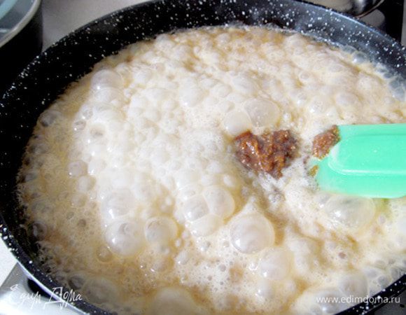 Сливки нагреть на огне, растворить в них ч. л. кофе и вливать маленькими порциями в расплавленный сахар. Огонь уменьшить. Осторожно, смесь сильно  пузырится. Нужно интенсивно  ее размешивать, стараться, что бы не было твердых  кусочков, а все растаяло равномерно.