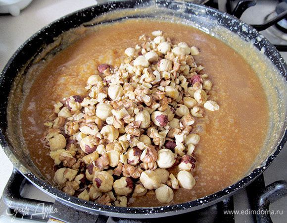 Добавить орехи, перемешать и снять с огня. Если вы использовали не жирные сливки, то нужно добавить кусочек сливочного масла, граммов 70.