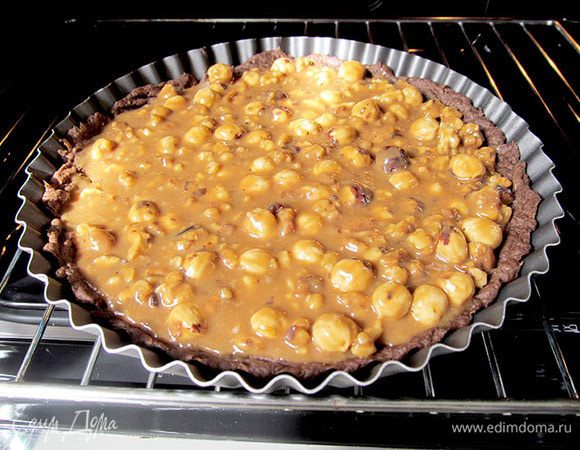 Готовую карамель вылить на остывший корж и отправить в духовку. Как только карамель на пироге закипит- выключить огонь и вынуть пирог.
Хорошо его остудить. Тогда пирог будет  можно нарезать. Тесто снизу получается мягким и послушным, начинка -  слегка льющейся. А запах ...скажу я вам....умопомрачительный. Советую хорошо остудить пирог и поставить на  часик в холодильник. Тогда у него будет еще и красивый срез. Я не дождалась полного остывания, стала резать сразу, поэтому начинка потекла. На следующий день - была совсем другая картина...)) Можно полить пирог шоколадным сиропом....