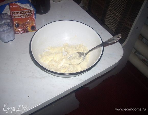 Растираем масло с сахаром. Добавляем муку и соль.
