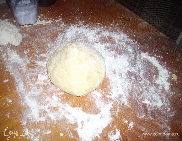 Замешиваем тесто и выкладываем на поверхность, присыпанной мукой.