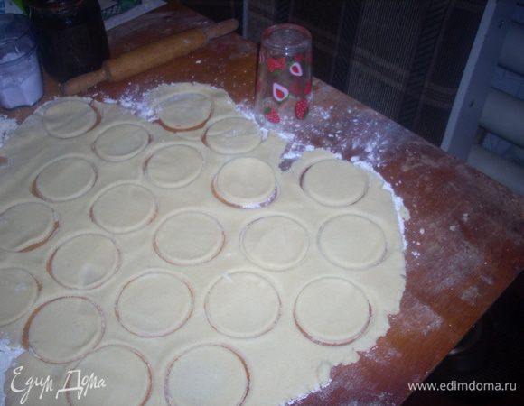 Раскатываем тесто в пласт толщиной 6 мм и вырезаем круги: половину сплошных, половину с дырочкой по середине.
