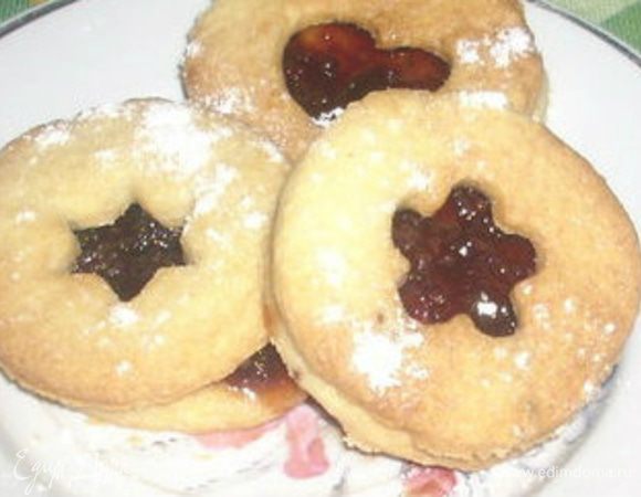 Готовые круги складываем попарно, промазывая вареньем. И посыпаем сахарной пудрой.