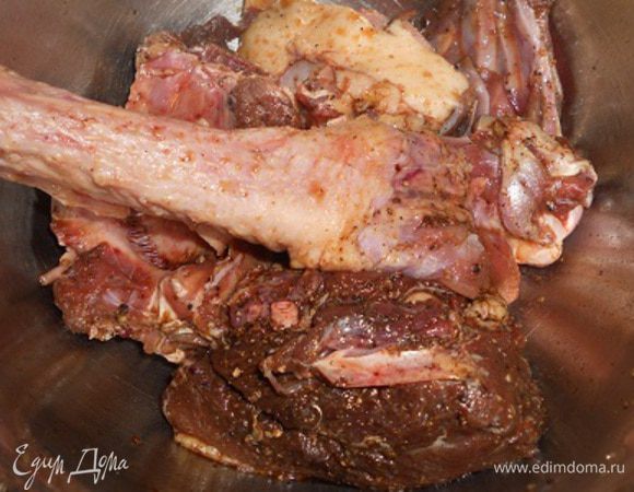 для начала замариновать гуся: добавить к нему соль и перец,кориандр,соевый соус и мартини,перемешать и дать постоять