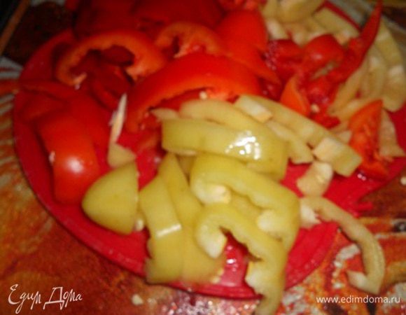 затем обжариваем слегка мясо, добавляем нарезанный перец и тоже немного обжариваем,заливаем все водой чтобы покрыло мясо, как закипит - поставить на медленный огонь и тушить 40 мин.