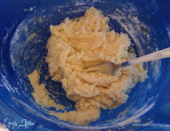 Готовим песочное тесто. Растираем муку и разрыхлитель со сливочным маслом, затем добавляем сахар, цедру и взбитые яйца. Замешиваем тесто и отправляем на полчасика в холодильник=)))