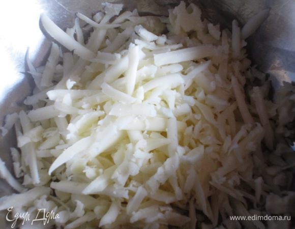  Порубить мелко зелень , натереть  сыр,pыбу крупно порезать.