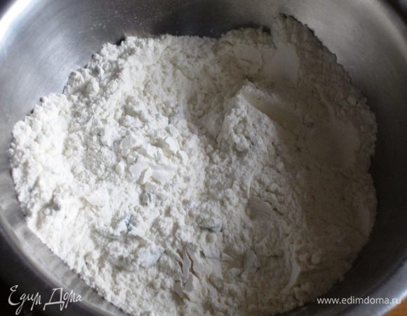 Смешать все сухие ингредиенты (муку, соль, разрыхлитель, сыр ).