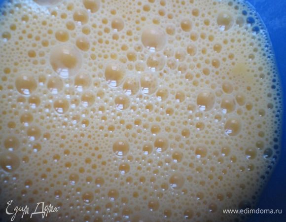 Отдельно смешать жидкие ингредиенты (растопленное сливочное масло, тёплое молоко, яйца и растительное масло).