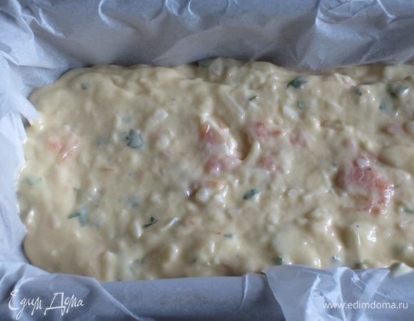  Выложить тесто в форму с пергаментом и выпекать в разогретой до 180°С духовке 50-60 минут (готовность проверить шпажкой,она должна быть сухой)