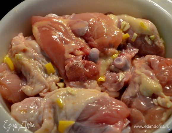 Разогреть духовку на 200 гр.Скомбинировать 4 первых ингредиента в пакете или в блюде,добавить курин.грудки и перемешать в маринаде.Мариновать 15 мин.при комн.тем-ре.