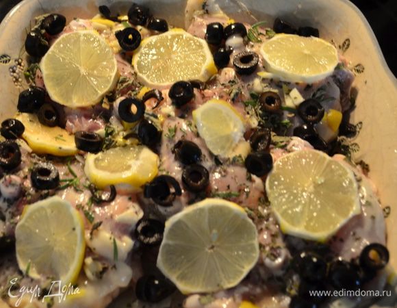 Выложить курин.грудки в специал. керамическое блюдо для духовки,сбрызнуть маслом оливковым 1 стол.л,и добавить еще 4 след.ингредиента. Поставить в духовку на 25 мин,если у вас только курин. грудки, а не бедрышки или ножки.Ножки и бедрышки запекаем дольше, до готовности.