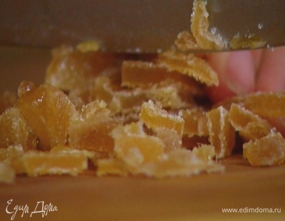 Цукаты мелко порезать.