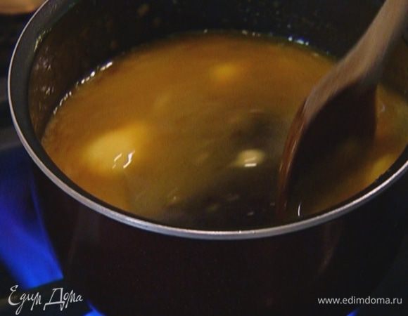 В небольшой кастрюле растопить 140 г предварительно размягченного сливочного масла, кленовый сироп и сахар.