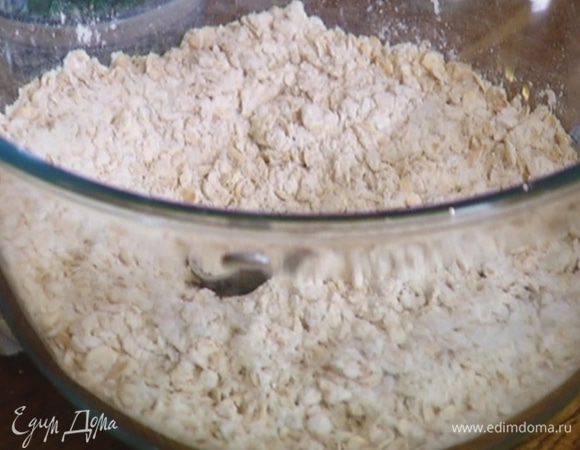 Муку соединить с овсяными хлопьями, разрыхлителем, солью, мускатным орехом и молотым имбирем.