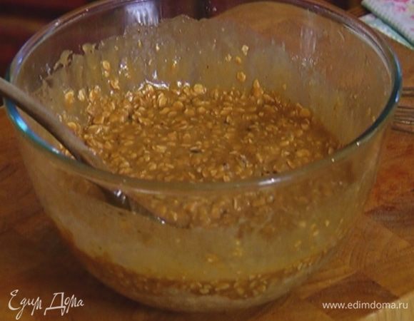 Добавить к муке с хлопьями цукаты, влить молочно-яичную смесь и растопленное масло с сахаром, вымешать тесто.