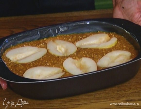 Прямоугольную форму для выпечки смазать оставшимся сливочным маслом, влить тесто и выложить груши, прижав их так, чтобы срез груши был на одном уровне с тестом.