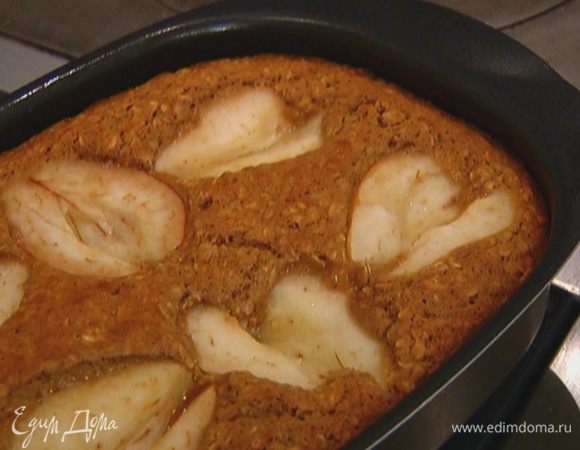 Выпекать пирог в разогретой духовке 45–50 минут.