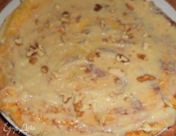 выложить первый блин на блюдо и смазать первым кремом, посыпать измельченными орехами, накрыть следущим блином и так промазать этим кремом половину блинчиков, затем начинаем собирать вторую часть торта с абрикосовым повидлом