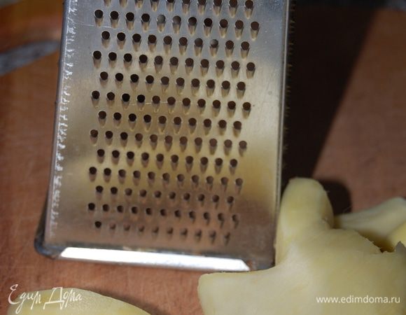 В сотейник с толстым дном поместить сок лимона, двух апельсинов и мелко нарезанную цедру одного апельсина. 
