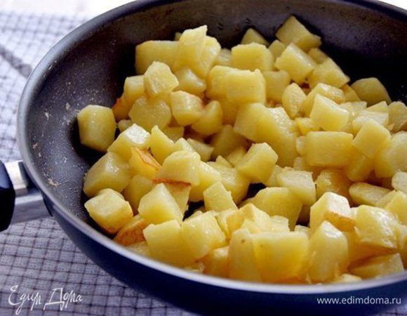 Картофель нарезать соломкой и обжарить в растительном масле до готовности (отставить отдельно).