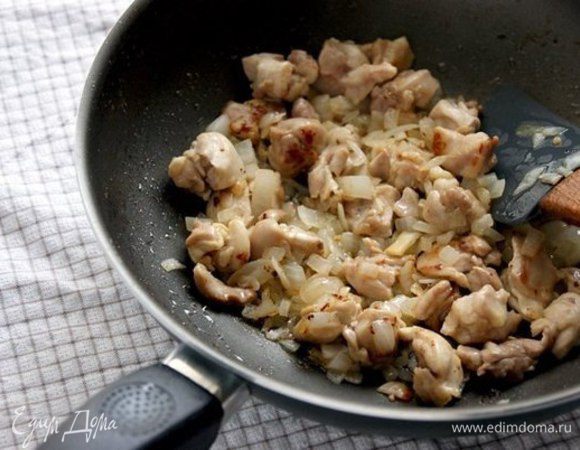 Мясо пожарить вместе с луком. Отложить в отдельную миску. Промытые баклажаны поджарить вместе с нарезанным полосочками перцем, (по желанию, можно положить помидор очень вкусно получится).