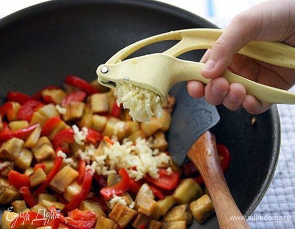 В конце жарки добавить к баклажанам и перцу раздавленный чеснок, потушить 5 мин. Снять с огня и смешать все с жареной картошкой и мясом. Посыпать укропом. Сбрызнуть соком лимона. Накрыть крышкой. Дать постоять минут 5.