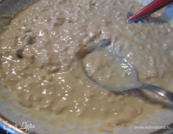 Яблоки очистить, натереть на крупной терке, изюм промыть кипятком - добавить к яблокам с изюмом яйца, сахар, ванильный сахар, скисшее молоко, муку, разрыхлитель.