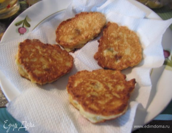 Оладьии обжарить на растит. раффинированом масле и выложить на бум. салфетки, что бы лишнее масло стекло. 