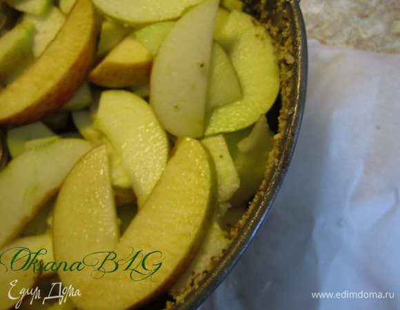 Форму застелить пергаментом, смазать маслом, присыпать сухарями. Выложить яблоки.