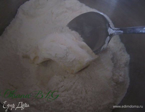 В сотейнике поджарить муку с маслом до золотистого цвета. 