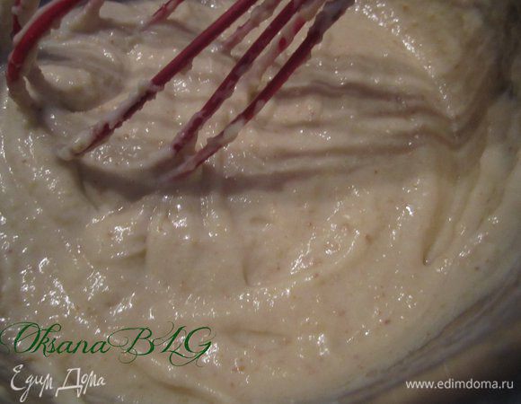 Понемногу, постоянно помешивая влить молоко.