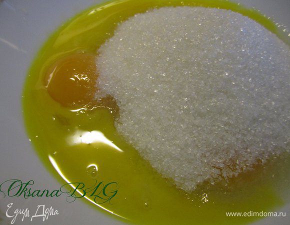 Желтки отделить от белков. Желтки перетереть с сахаром.