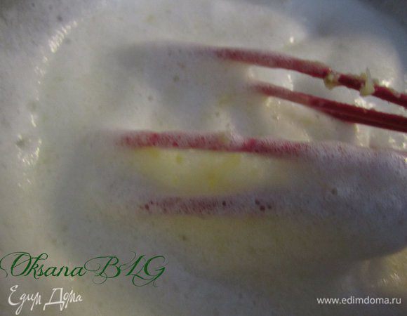 Белки взбить до пышной устойчивой пены. Ввести в крем.