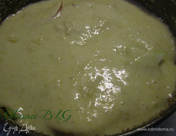 Залить крем на яблоки.