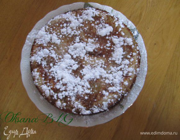 После выпечки охладить, перевернуть на блюдо, по желанию присыпать пудрой.