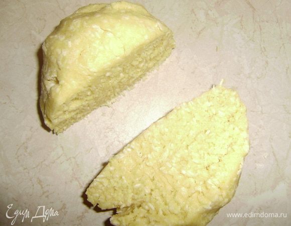 Тесто поделите на 2 части. Затем каждую — еще на 2, получается 4 кусочка.