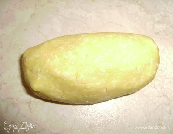 Из этих кусочков сформируйте 4 «колбаски» и каждую разделите на 5 кусочков.