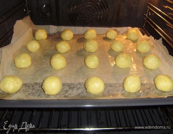 Противень застелите бумагой для выпечки и немного смажьте маслом. Из заготовок скатайте шарики, их получится 20 и выложите на противень. Выпекайте при температуре180°C 25–30 минут.