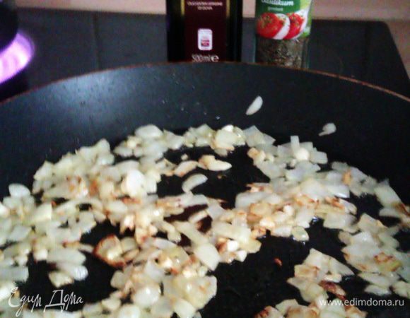 Поставим нагреваться воду для фузилли. Разогреем духовку до 200 град. И начинаем готовить самое главное - соус. Мелко нарезаем лук и чеснок, обжариваем 2 мин в оливковом масле до золотистого цвета.