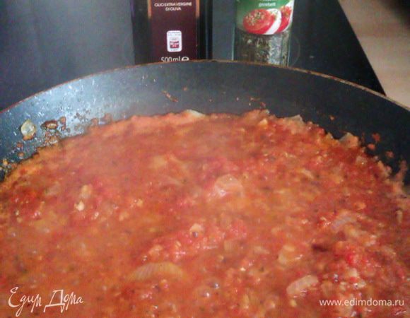 Томаты я не чищу, а измельчаю в кухонном комбайне вместе с кожурой. Добавляем томаты к луку. Добавляем специи и травы.