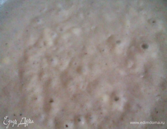 Кидаем фузилли в кипящую воду. Отвариваем до полуготовности (я варила 5 мин). В другой сковороде готовим бешамель. Топим сливочное масло, добавляем и слегка обжариваем муку, тонкой струйкой вливаем молоко, помешивая. Добавляем специи. Доводим до загустения, всыпаем натертую гауду и оставляем на огне до того как сыр расплавится, все так же помешивая. Пока не остыл, добавляем томатный соус и перемешиваем. Получается красивый розовый оттенок.