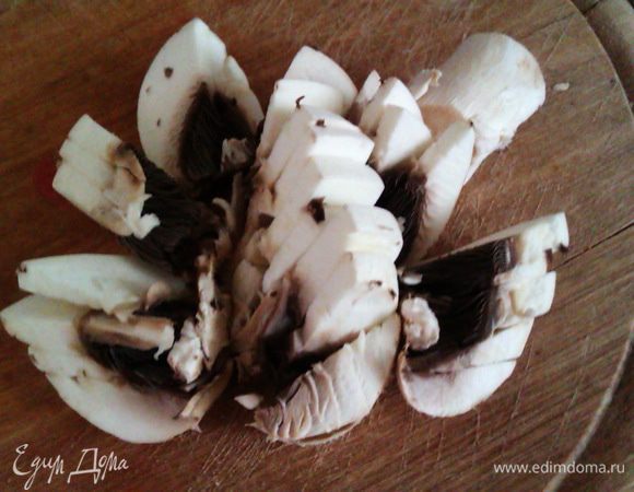 Нарезаем шампиньоны...