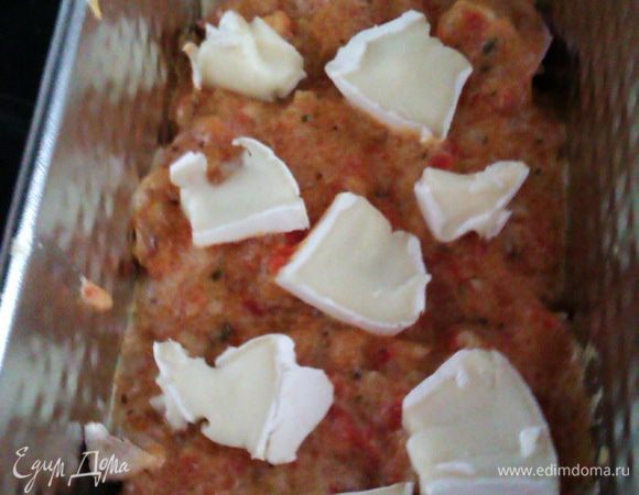 Поливаем половиной соуса, слегка придавливая его к фузилли. Сверху выкладываем весь камамбер.