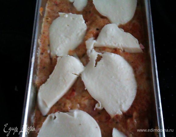 И опять в том же порядке - фузилли, грибы, ветчина, соус, а сверху моцарелла.
Ставим в духовку и выпекаем 20 мин. Следите, чтобы моцарелла не подгорела, если что накрывайте фольгой.